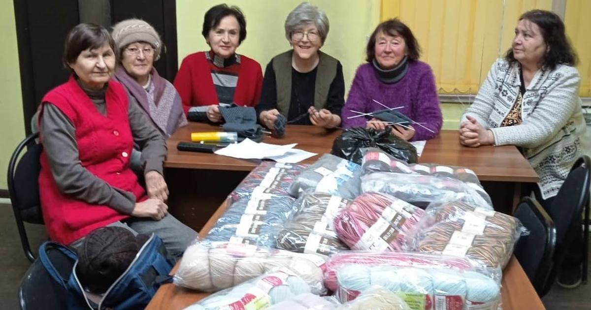 Рукодельницы из Иркутской области связали теплые вещи для детей и солдат